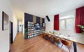 Crown Living Design Loft, Kueche, Bibliothek, Gartensitzplatz